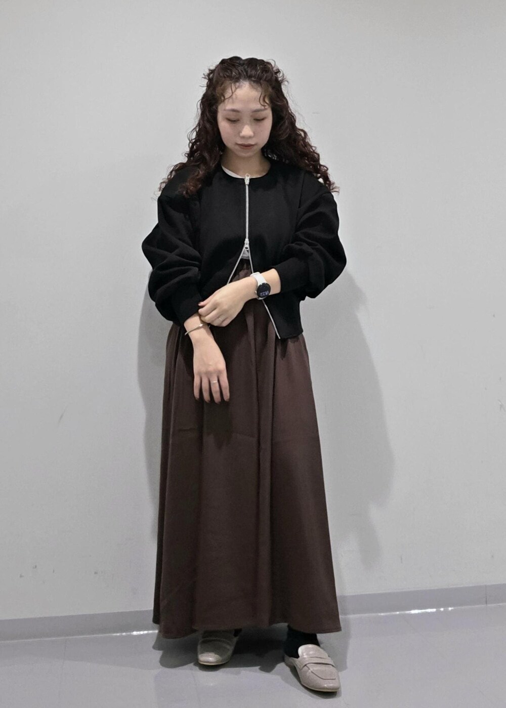 グレー系のローファー、ホワイト系のTシャツ/カットソー、ブラック系のカーディガン/ボレロを着用したレディースの秋コーディネートの6枚目の写真
