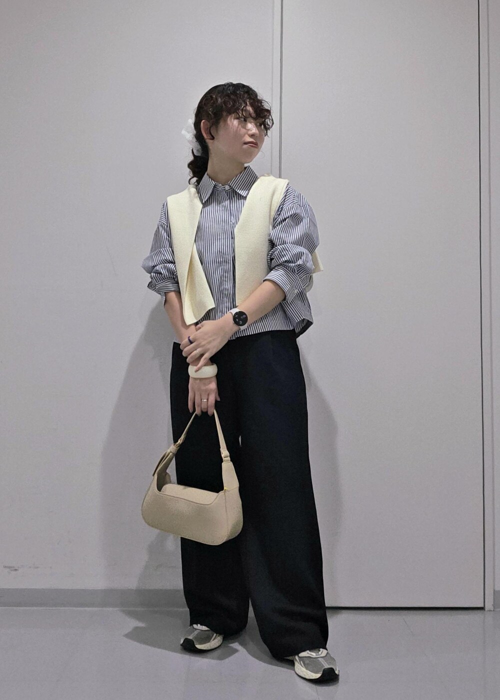 ブルー系のスラックス、ホワイト系のカーディガン/ボレロ、ブルー系のシャツ/ブラウスを着用したレディースの秋コーディネートの3枚目の写真