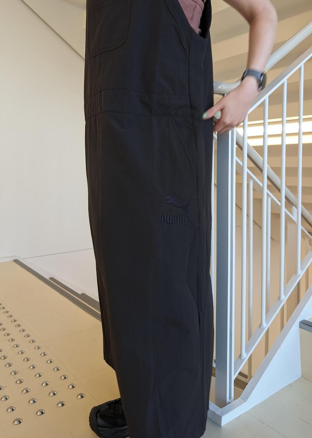 ブラック系のサンダル、ブラック系のワンピース、レッド系のタンクトップを着用したレディースの春コーディネートの5枚目の写真