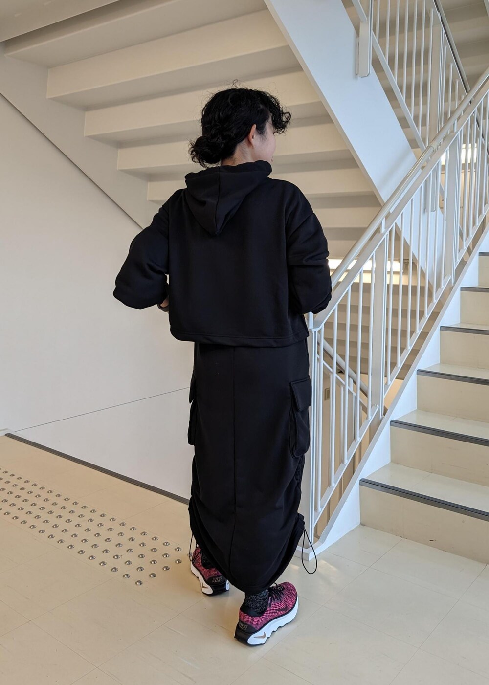 「低身長、23aw、UV、吸水速乾、ブラック、プルオーバー、長袖、スニーカー、レッド、NERGY、NIKE、アスレジャー、セットアップ」｜「NIKEの【NIKE】ナイキ モティバ ウィメンズ ウォーキングシューズ（スニーカー、ピンク系）」を使った、aynさん（レディース・153cm）の冬コーディネートの4枚目の写真