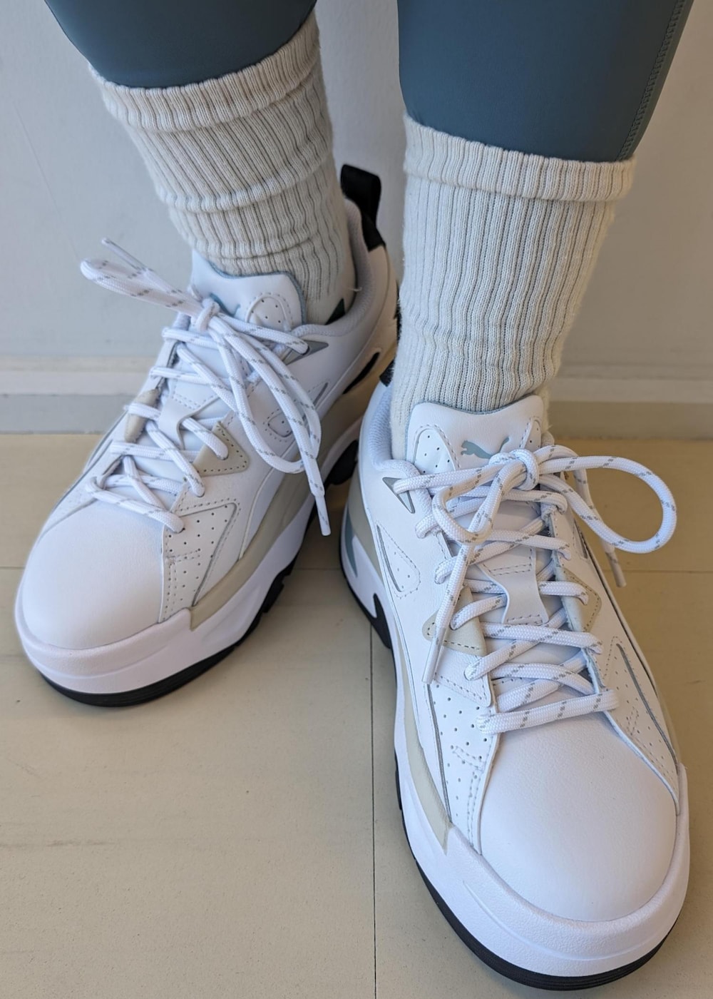 ホワイト系のスニーカー、ホワイト系のTシャツ/カットソー、ブルー系のレギンス/スパッツを着用したレディースの春コーディネートの8枚目の写真