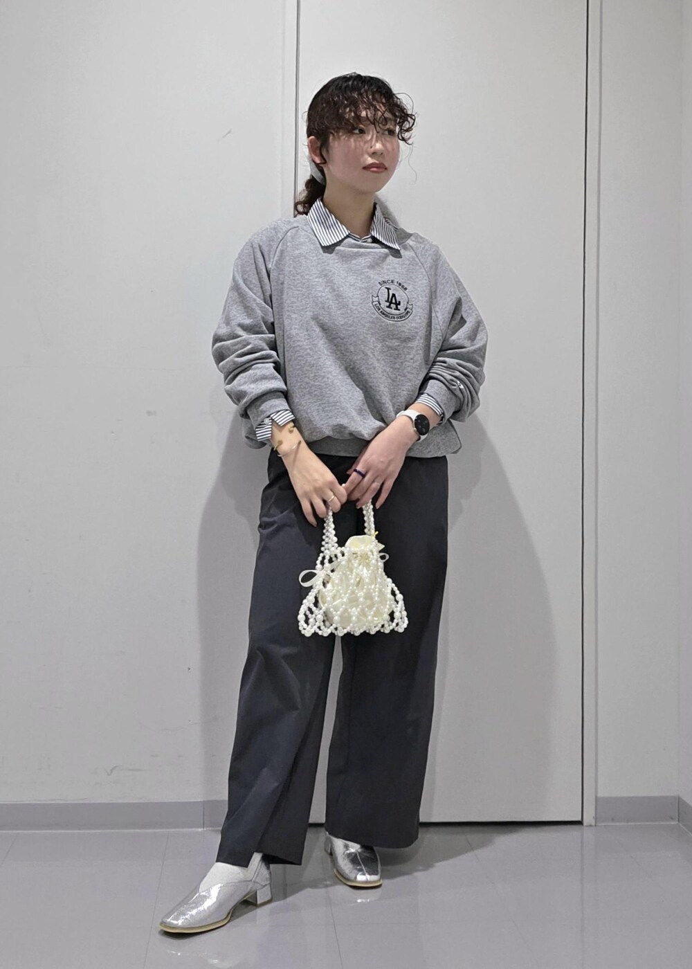 シルバー系のパンプス、グレー系のその他パンツ、ブルー系のシャツ/ブラウスを着用したレディースの秋コーディネートの4枚目の写真