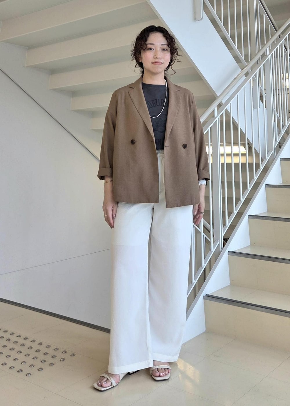 グレー系のTシャツ/カットソー、イエロー系のテーラードジャケット、ホワイト系のその他パンツを着用したレディースの夏コーディネートの2枚目の写真