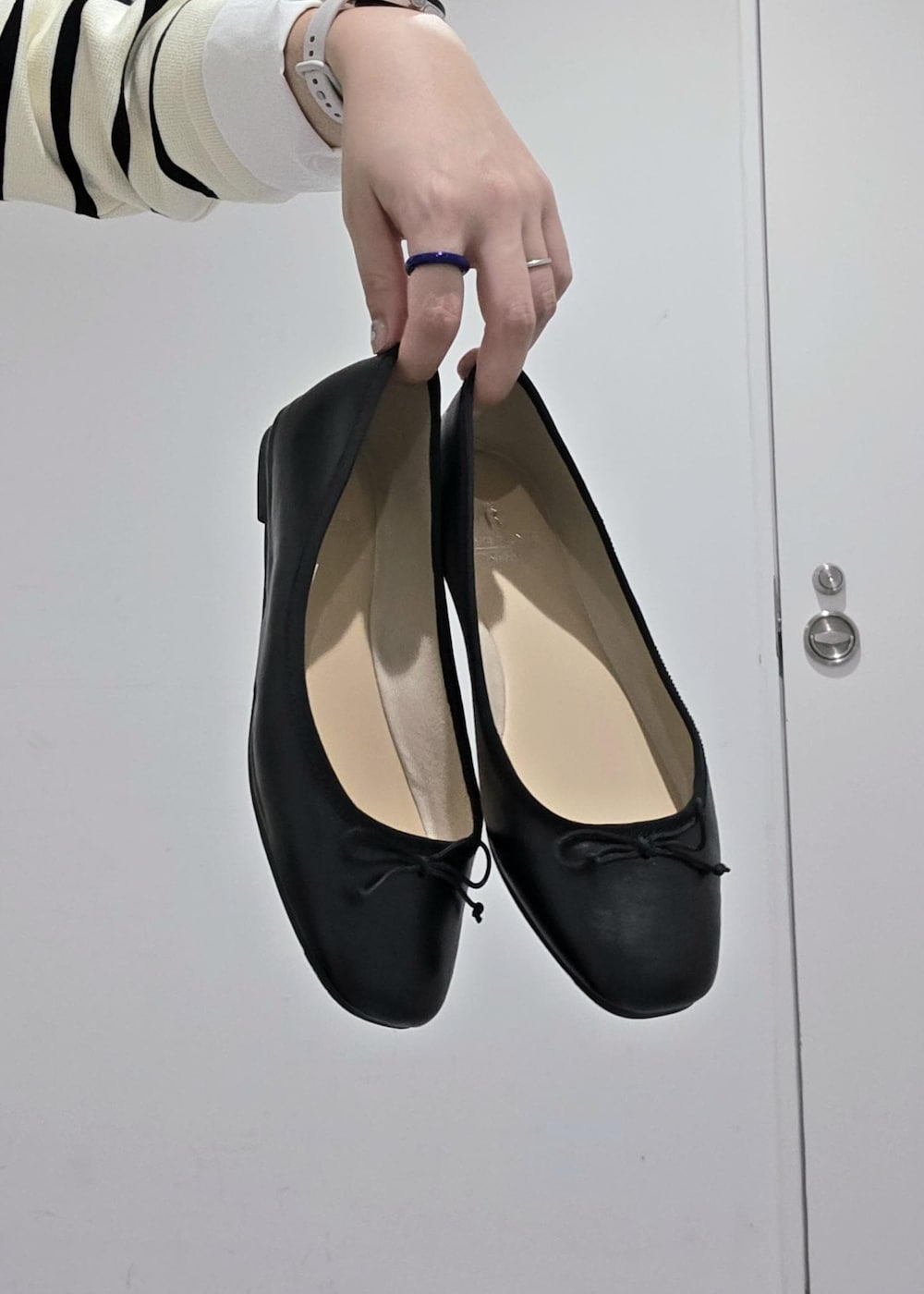 ホワイト系のシャツ/ブラウス、ホワイト系のニット/セーター、ブルー系のスラックスを着用したレディースの秋コーディネートの10枚目の写真