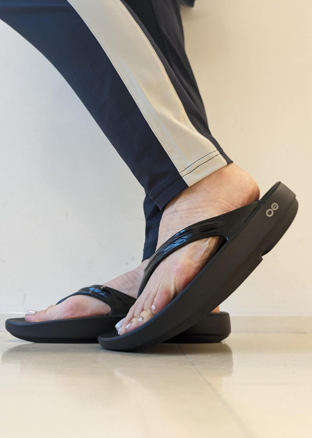 ブラック系のサンダル、ブルー系のTシャツ/カットソー、ブラック系のその他パンツを着用したレディースの春コーディネートの8枚目の写真