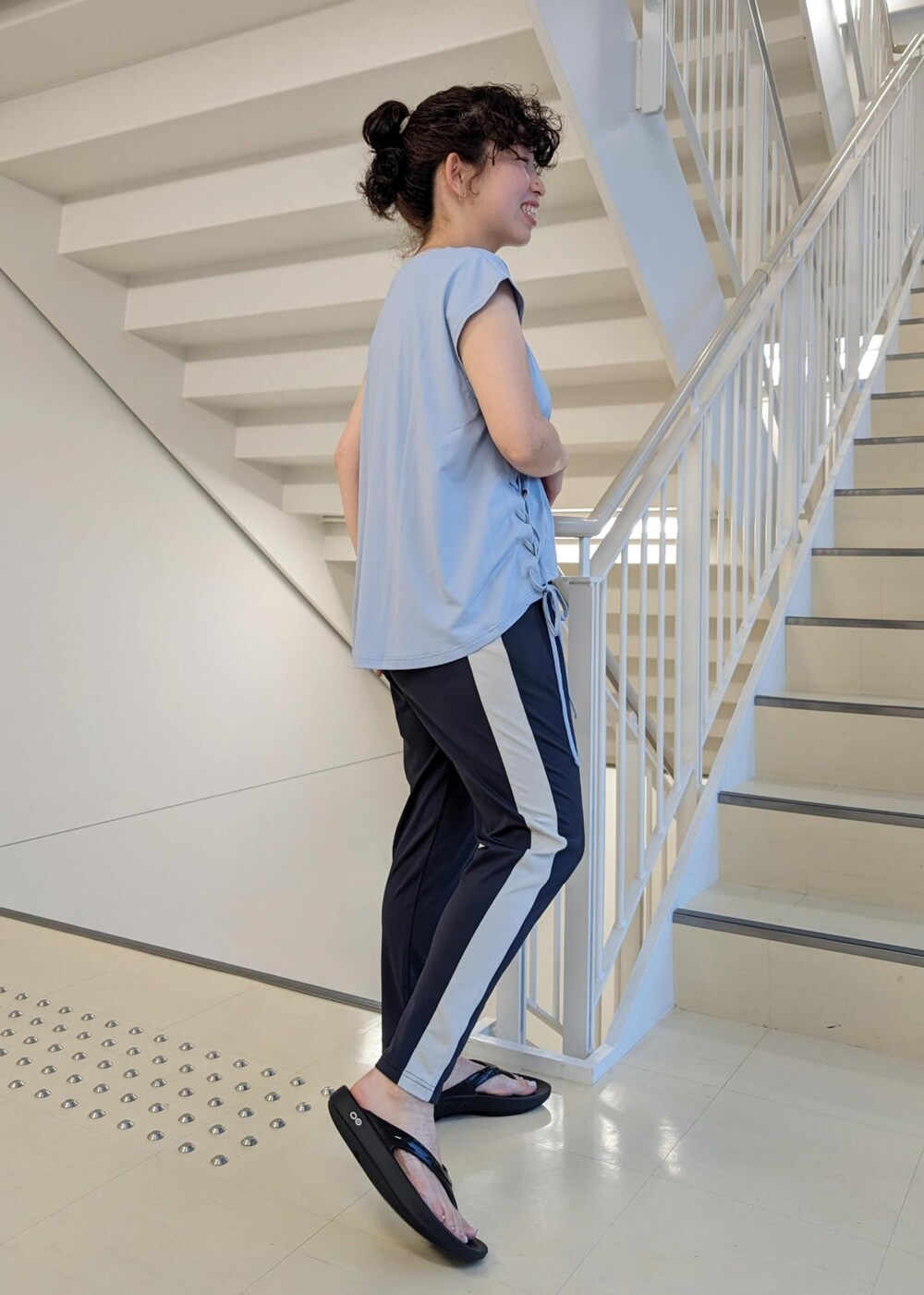 ブラック系のサンダル、ブルー系のTシャツ/カットソー、ブラック系のその他パンツを着用したレディースの春コーディネートの4枚目の写真