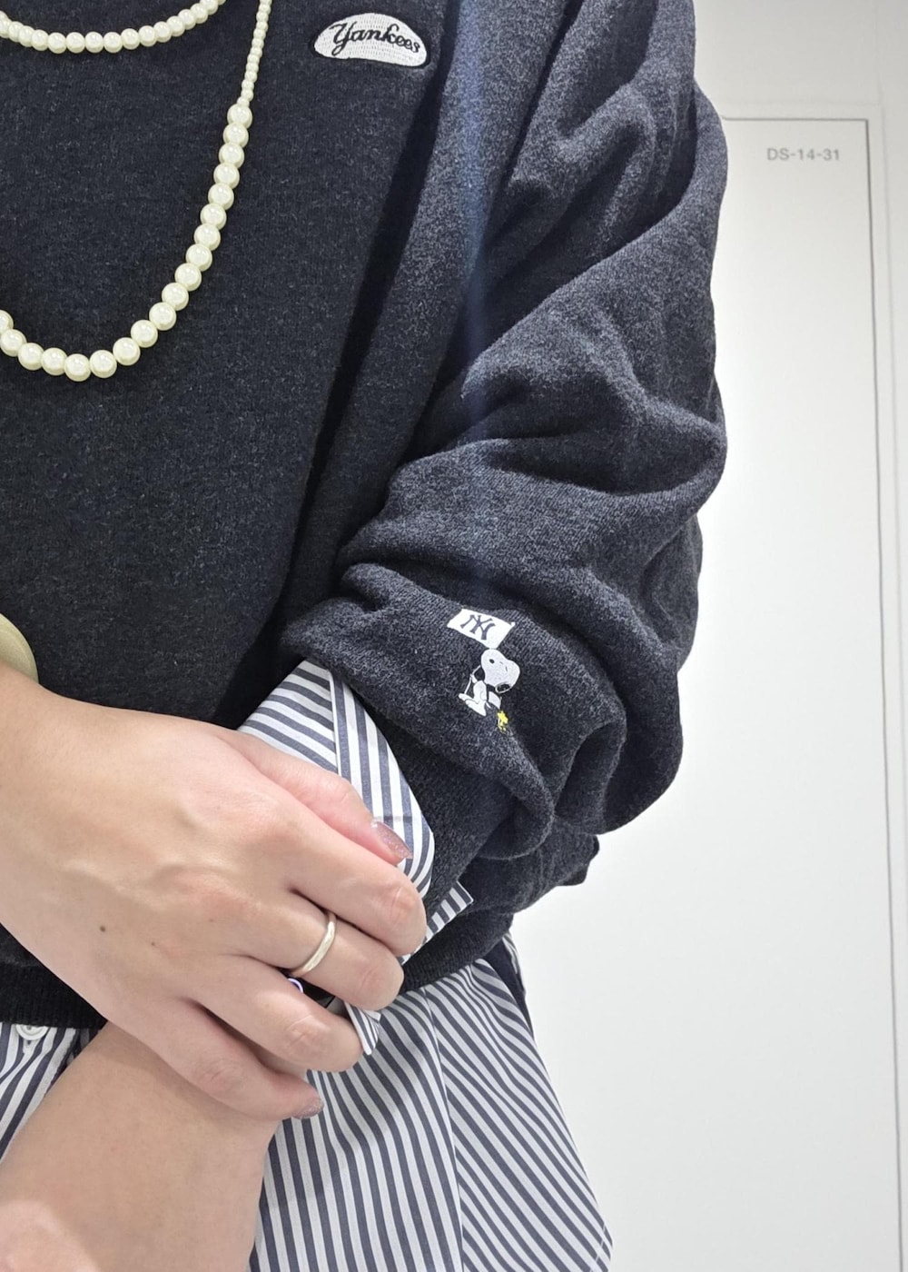 ブルー系のスラックス、ブルー系のシャツ/ブラウス、グレー系のスウェットを着用したレディースの秋コーディネートの9枚目の写真