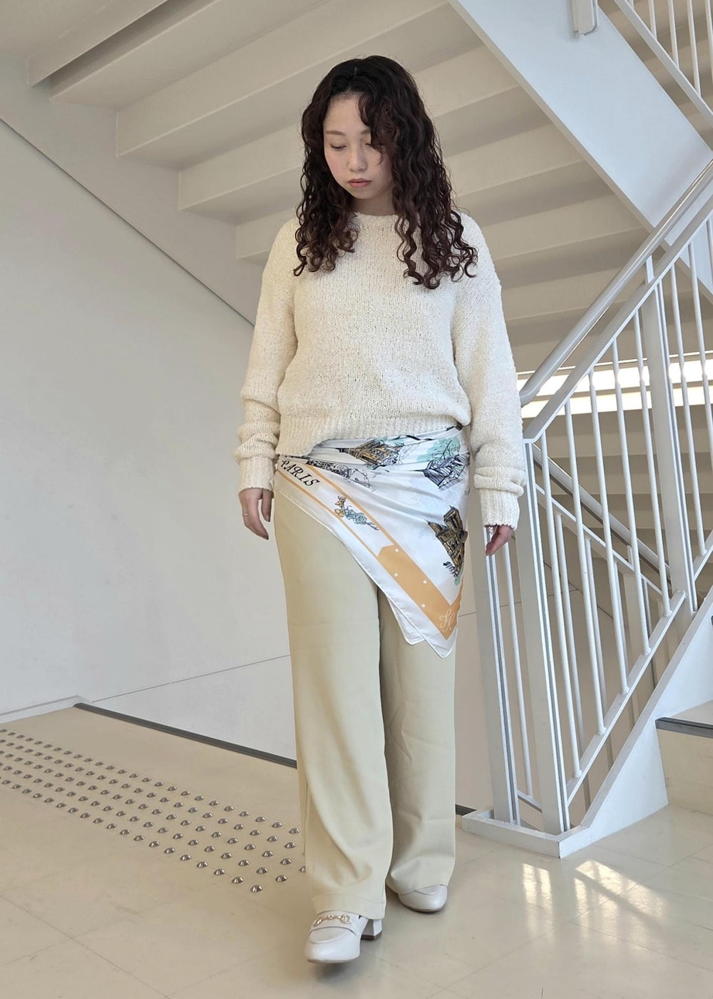 ホワイト系のローファー、ベージュ系のニット/セーター、イエロー系のその他パンツを着用したレディースの冬コーディネートの5枚目の写真