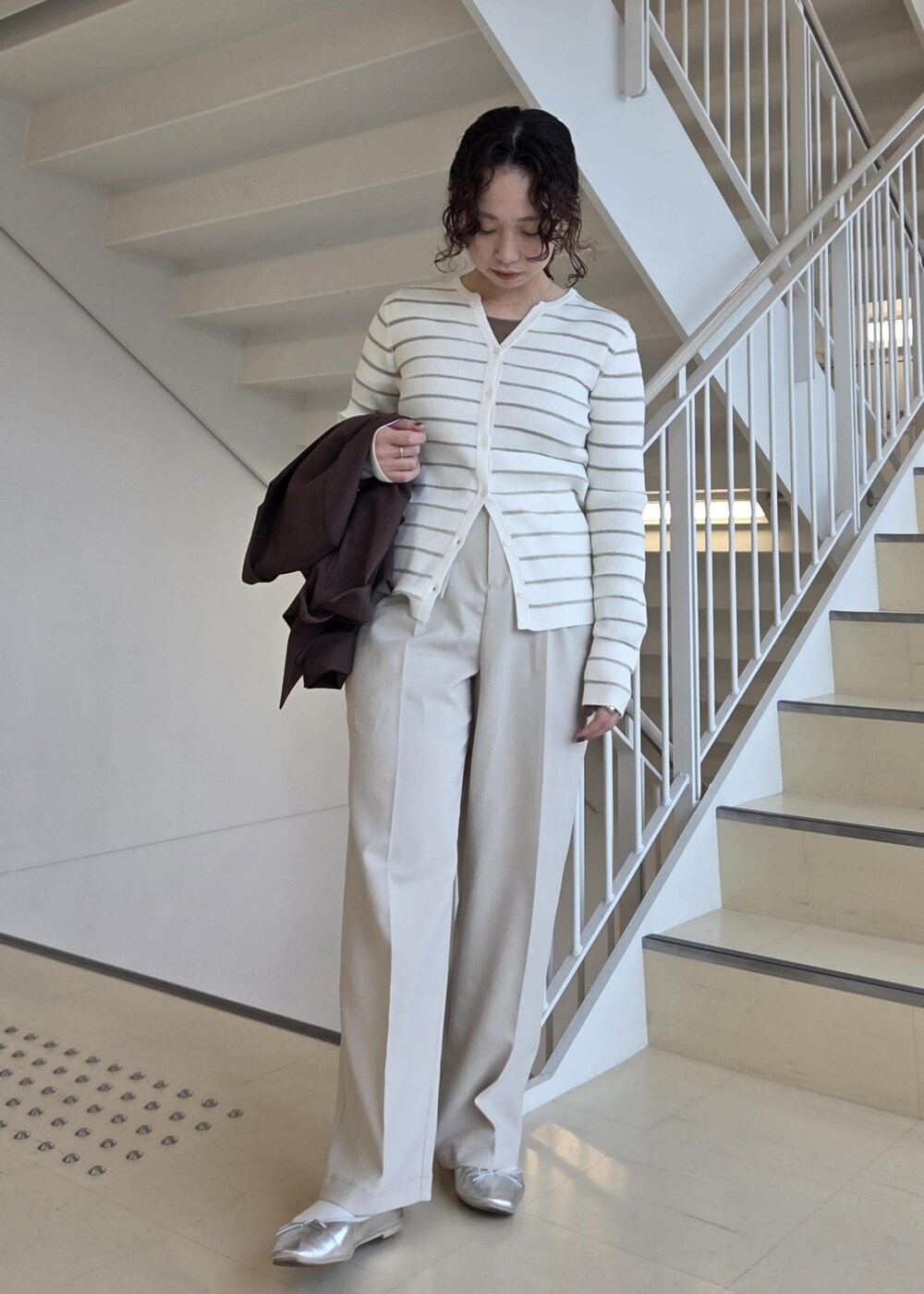 ホワイト系のカーディガン/ボレロ、ベージュ系のその他パンツ、シルバー系のバレエシューズを着用したレディースの春コーディネートの5枚目の写真