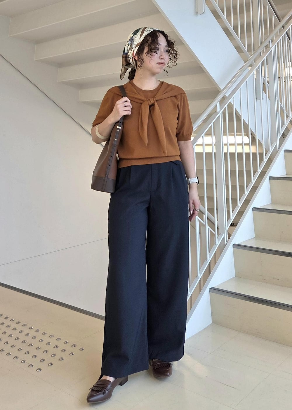 ブルー系のその他パンツ、ブラウン系のパンプス、イエロー系のニット/セーターを着用したレディースの夏コーディネートの3枚目の写真