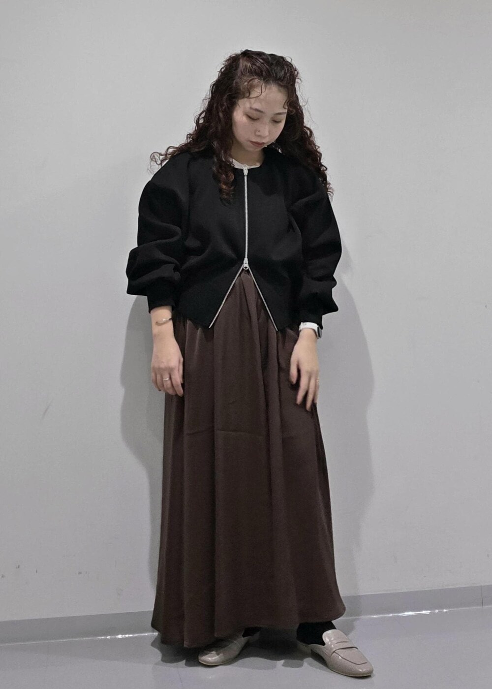 グレー系のローファー、ホワイト系のTシャツ/カットソー、ブラック系のカーディガン/ボレロを着用したレディースの秋コーディネートの3枚目の写真