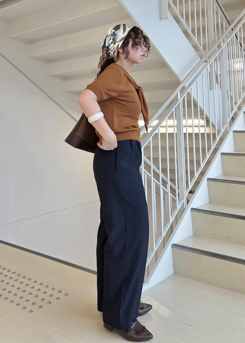 ブルー系のその他パンツ、ブラウン系のパンプス、イエロー系のニット/セーターを着用したレディースの夏コーディネートの5枚目の写真