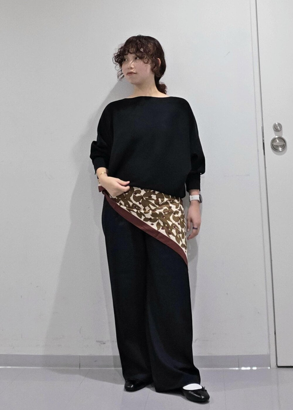 ブラウン系のニット/セーター、ブルー系のスラックス、ブラック系のバレエシューズを着用したレディースの秋コーディネートの3枚目の写真