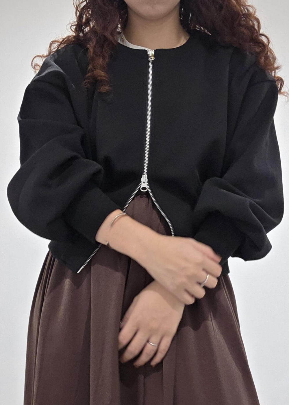 グレー系のローファー、ホワイト系のTシャツ/カットソー、ブラック系のカーディガン/ボレロを着用したレディースの秋コーディネートの9枚目の写真