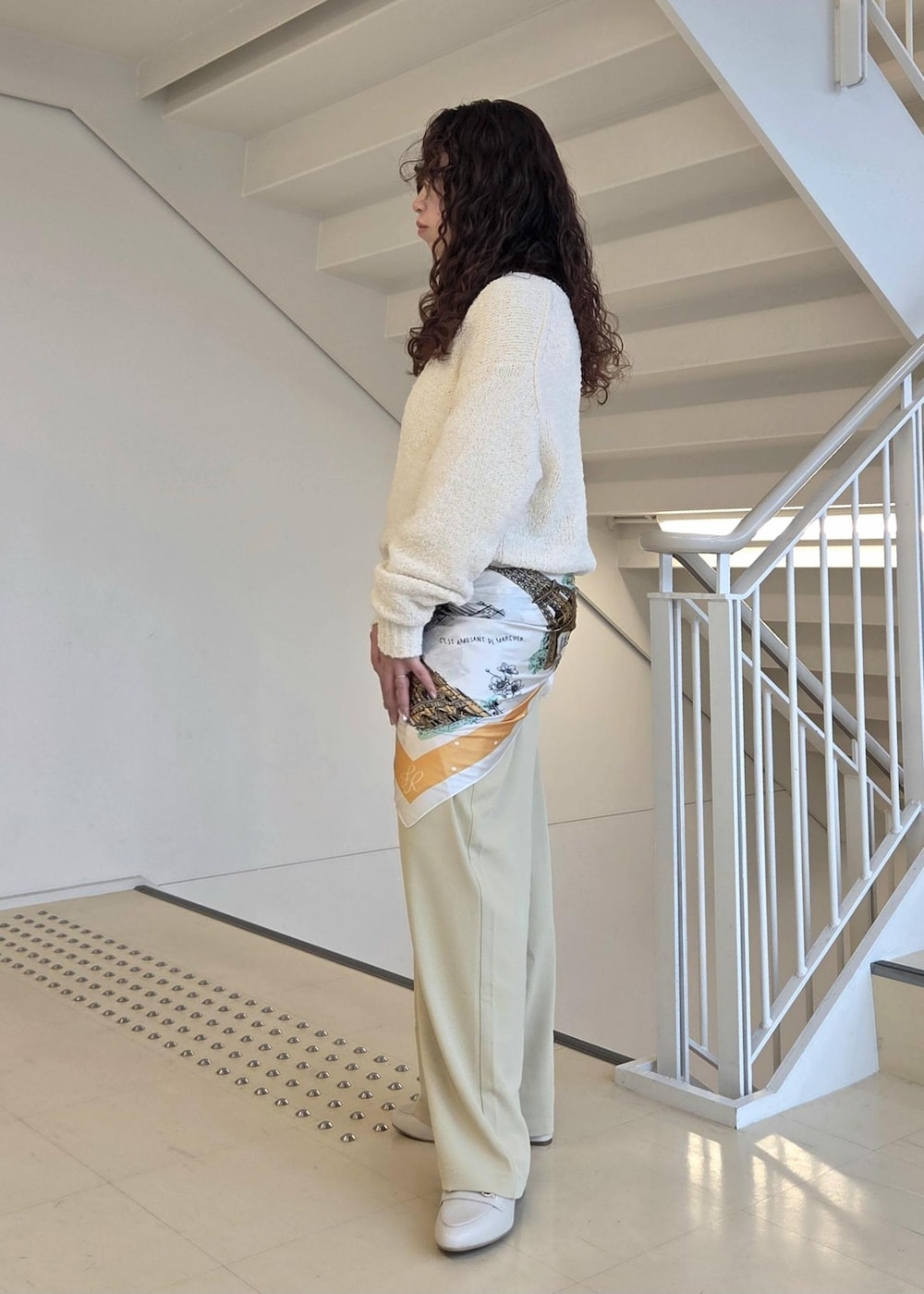 ホワイト系のローファー、ベージュ系のニット/セーター、イエロー系のその他パンツを着用したレディースの冬コーディネートの4枚目の写真