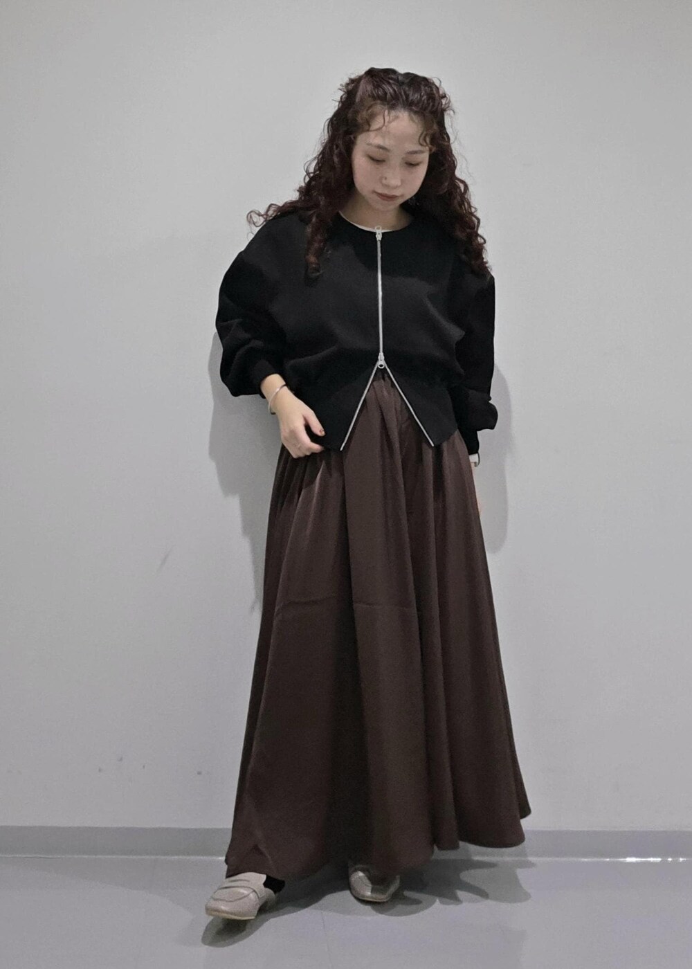 グレー系のローファー、ホワイト系のTシャツ/カットソー、ブラック系のカーディガン/ボレロを着用したレディースの秋コーディネートの7枚目の写真
