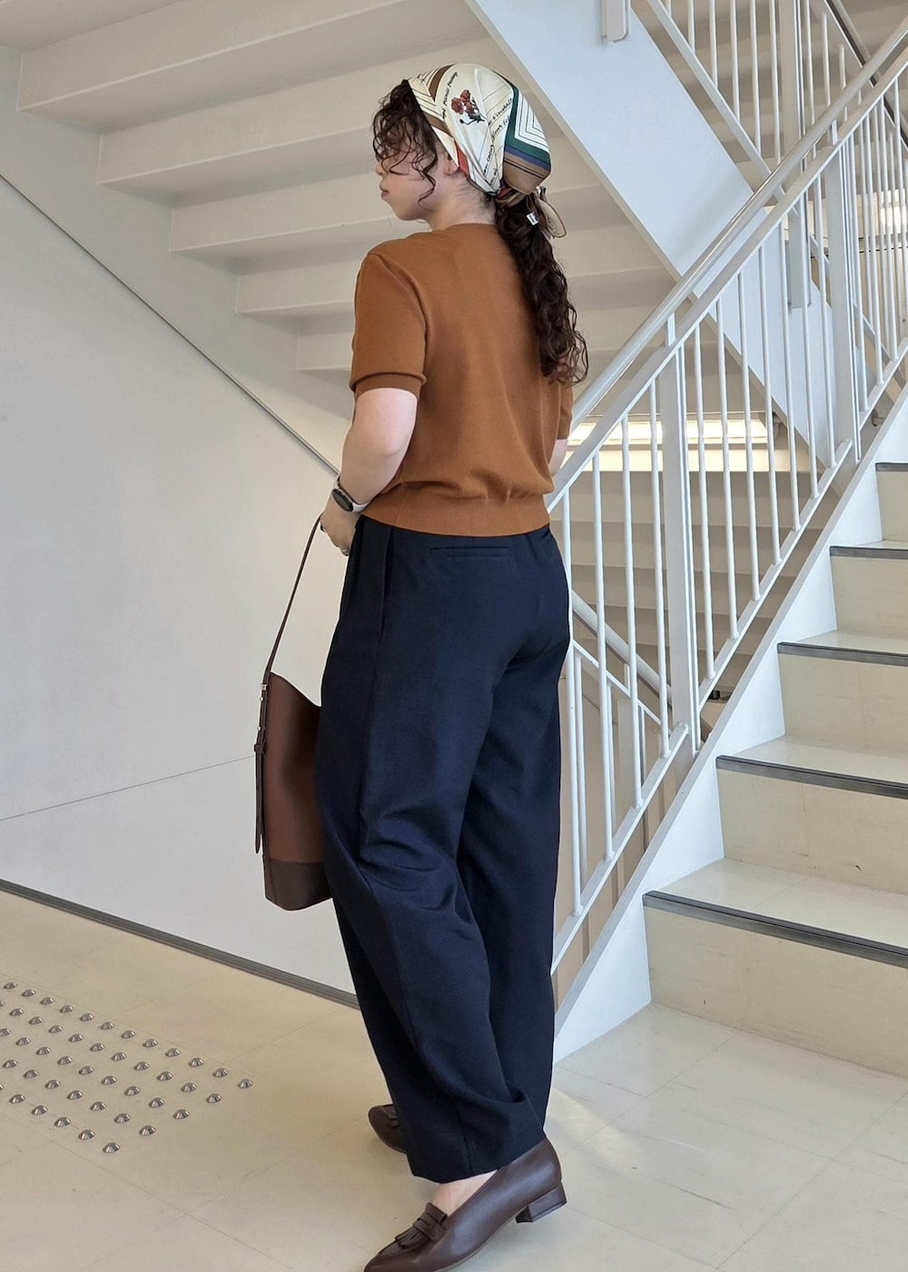 ブルー系のその他パンツ、ブラウン系のパンプス、イエロー系のニット/セーターを着用したレディースの夏コーディネートの6枚目の写真