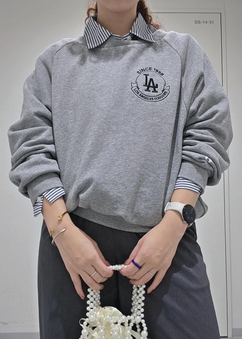 シルバー系のパンプス、グレー系のその他パンツ、ブルー系のシャツ/ブラウスを着用したレディースの秋コーディネートの6枚目の写真