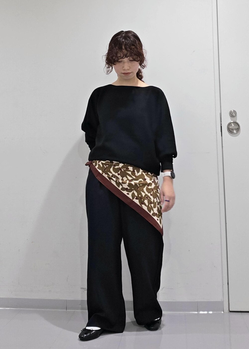 ブラウン系のニット/セーター、ブルー系のスラックス、ブラック系のバレエシューズを着用したレディースの秋コーディネートの2枚目の写真
