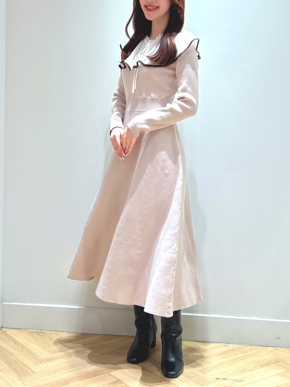 ピンク系のワンピースを着用したレディースの秋コーディネートの2枚目の写真