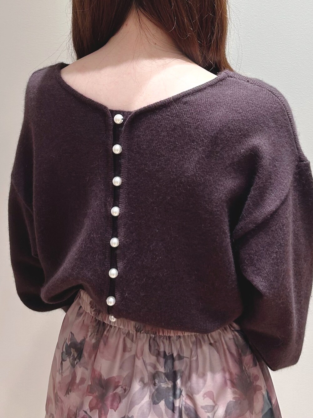 ピンク系のスカート、ブラウン系のニット/セーターを着用したレディースの冬コーディネートの3枚目の写真