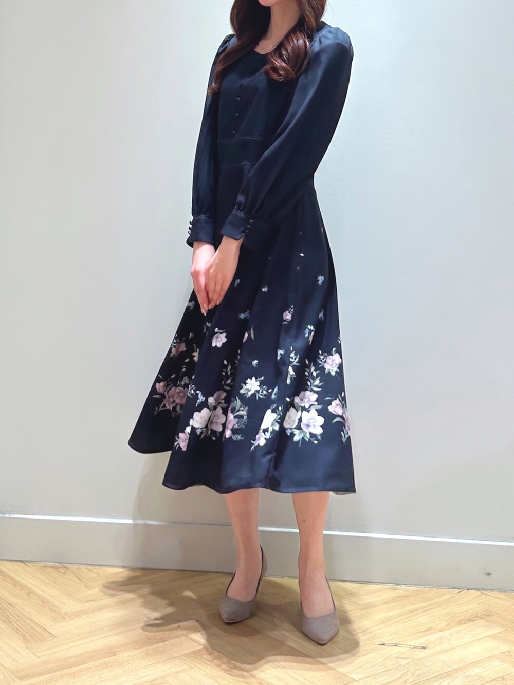 ブルー系のワンピースを着用したレディースの秋コーディネートの2枚目の写真