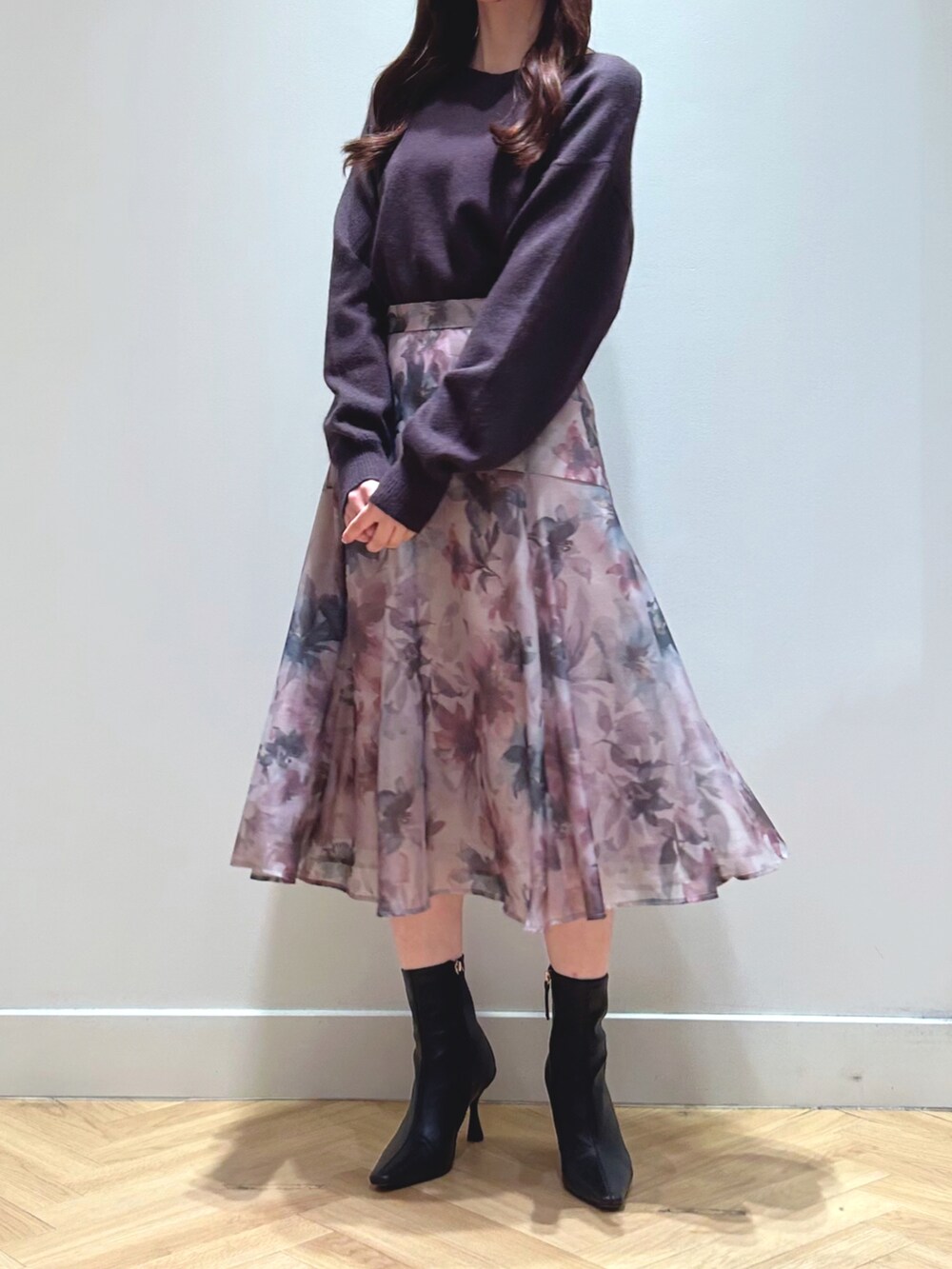 ピンク系のスカート、ブラウン系のニット/セーターを着用したレディースの冬コーディネートの2枚目の写真