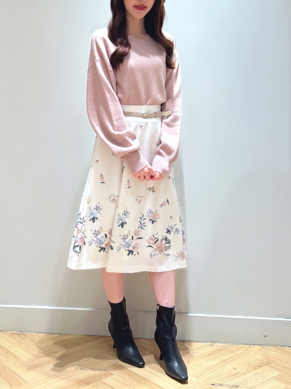 ホワイト系のスカート、ピンク系のニット/セーターを着用したレディースの秋コーディネートの2枚目の写真