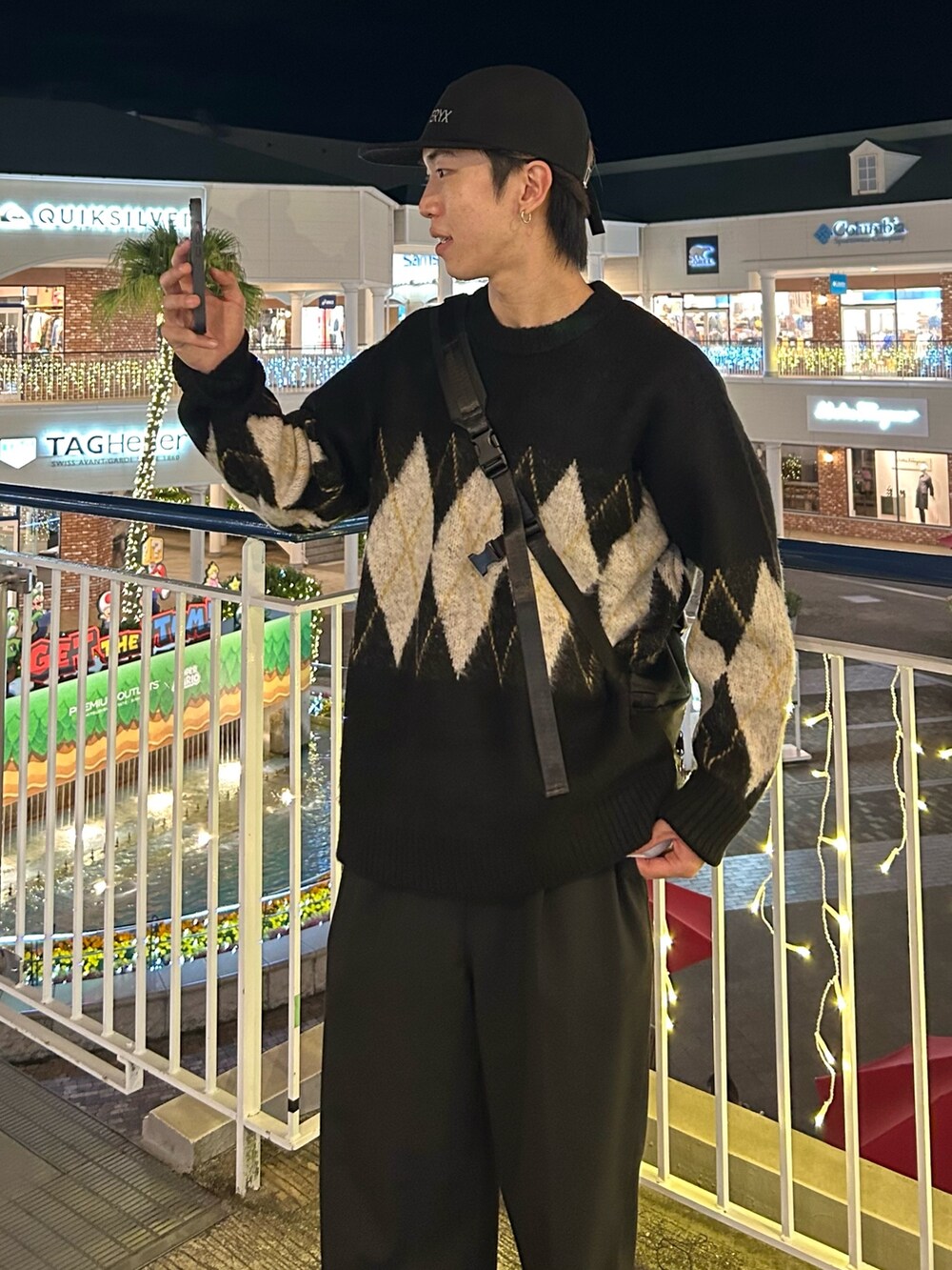 「スラックス、プチプラ、ファッションを楽しもう、スニーカー、ニット、きれいめカジュアル、アーガイル柄、キャップ、モノトーンコーデ、秋冬コーデ、お出かけコーデ、ニットコーデ、古着MIX、ブラック、アークテリクス」｜「CPCMのアーガイル起毛ニットプルオーバー（ニット/セーター、ブラック系）」を使った、kaise11さん（メンズ・176cm）の秋コーディネートの2枚目の写真