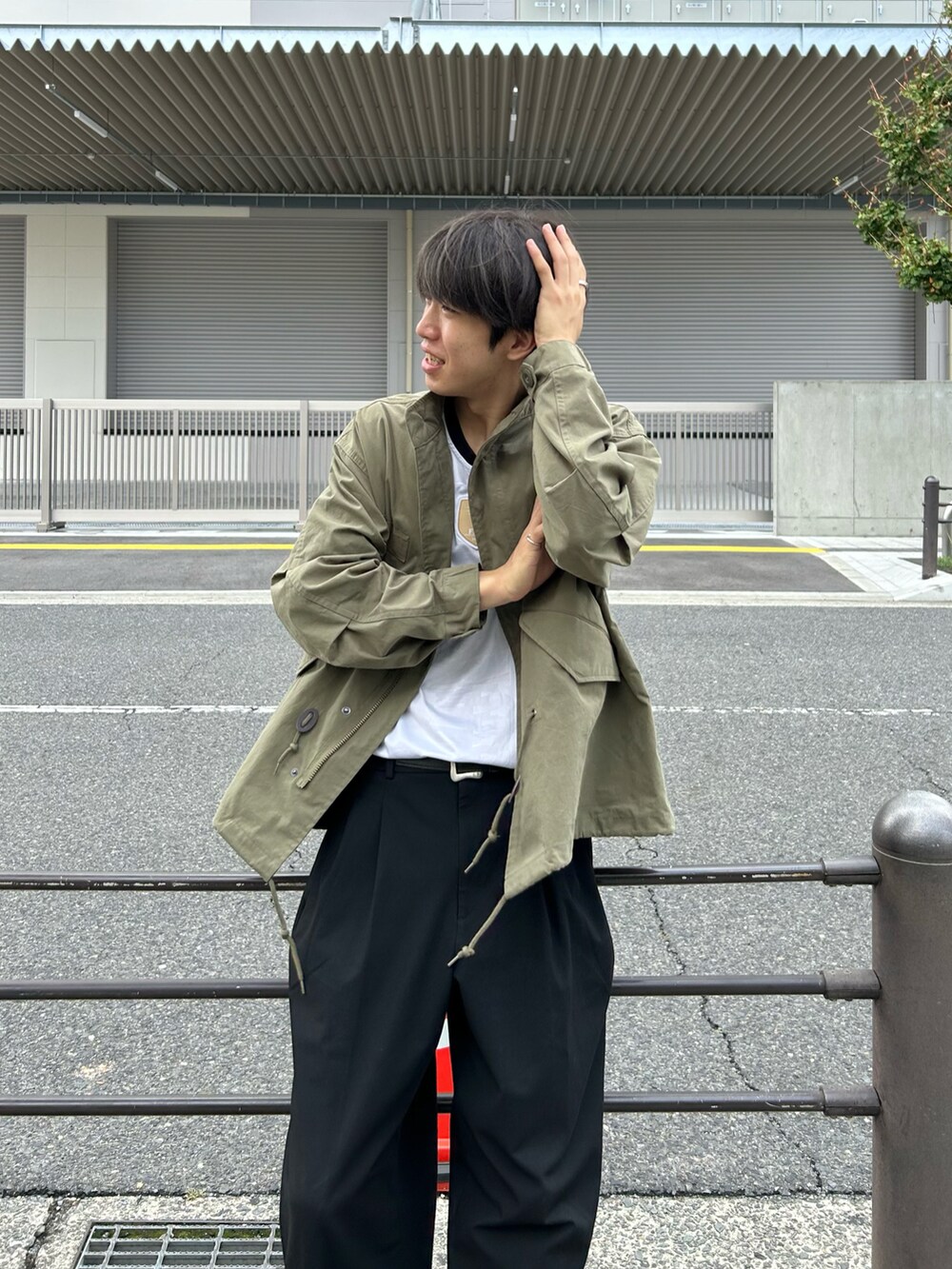 「秋服まるっと大公開、秋のコーデ、スラックス、スニーカー、秋服コーデ、ショートモッズ、秋服準備はじめました、ミリタリージャケット、ゲームシャツ、サッカーシャツ、タックワイドパンツ」｜「UNIQLOのアイテム（スラックス、ブラック系）」を使った、kaise11さん（メンズ・176cm）の秋コーディネートの2枚目の写真