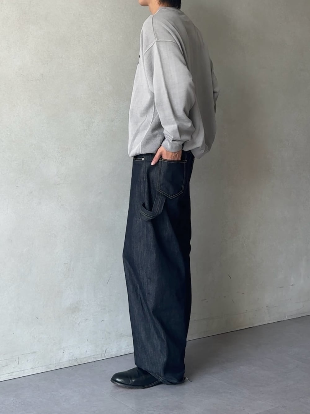 グレー系のTシャツ/カットソー、ブルー系のデニムパンツを着用したメンズの秋コーディネートの2枚目の写真