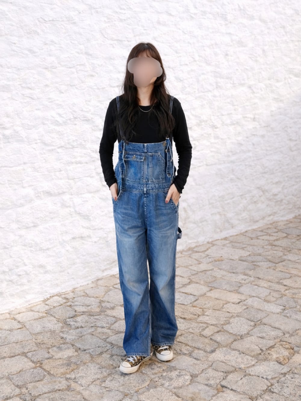 ブラック系のジャケット/アウター、ブルー系のサロペット/オーバーオール、その他のスニーカーを着用したレディースの冬コーディネートの2枚目の写真