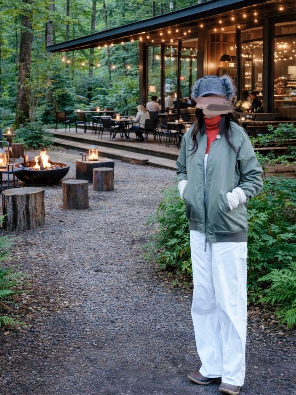 オレンジ系のニット/セーター、グリーン系のジャケット/アウター、ホワイト系のオールインワン・サロペットを着用したレディースの冬コーディネートの2枚目の写真