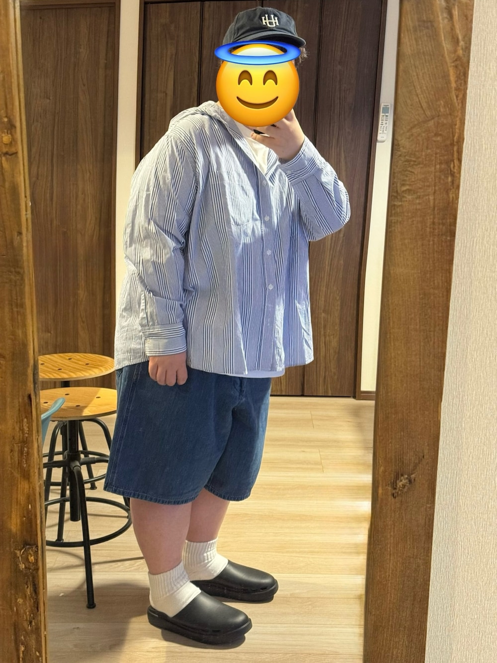 ブルー系のシャツ/ブラウス、ブルー系のデニムパンツ、ブラック系のスリッポンを着用したメンズの春コーディネートの2枚目の写真