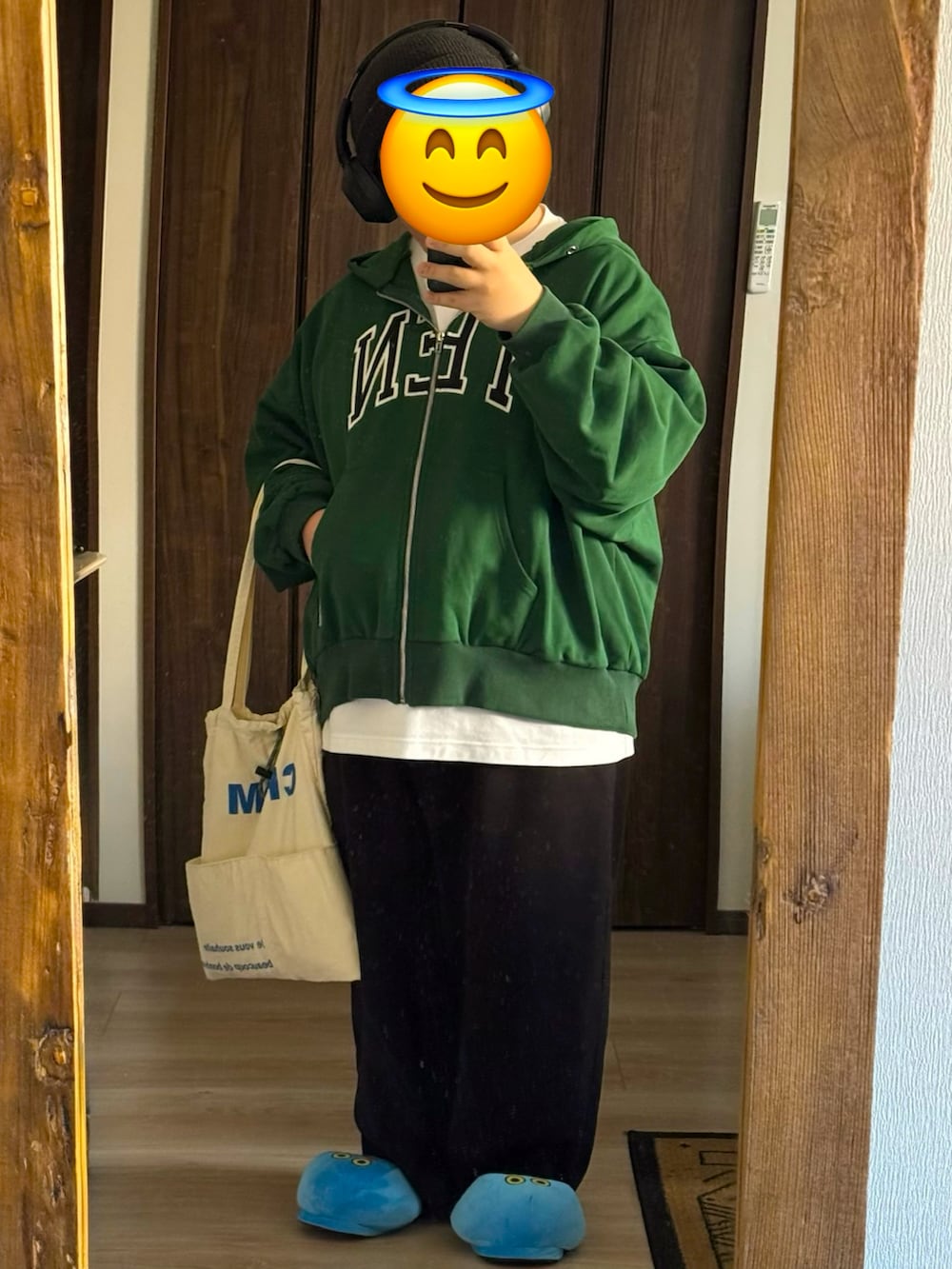 グリーン系のパーカー、ブラック系のスウェットパンツを着用したメンズの春コーディネートの2枚目の写真