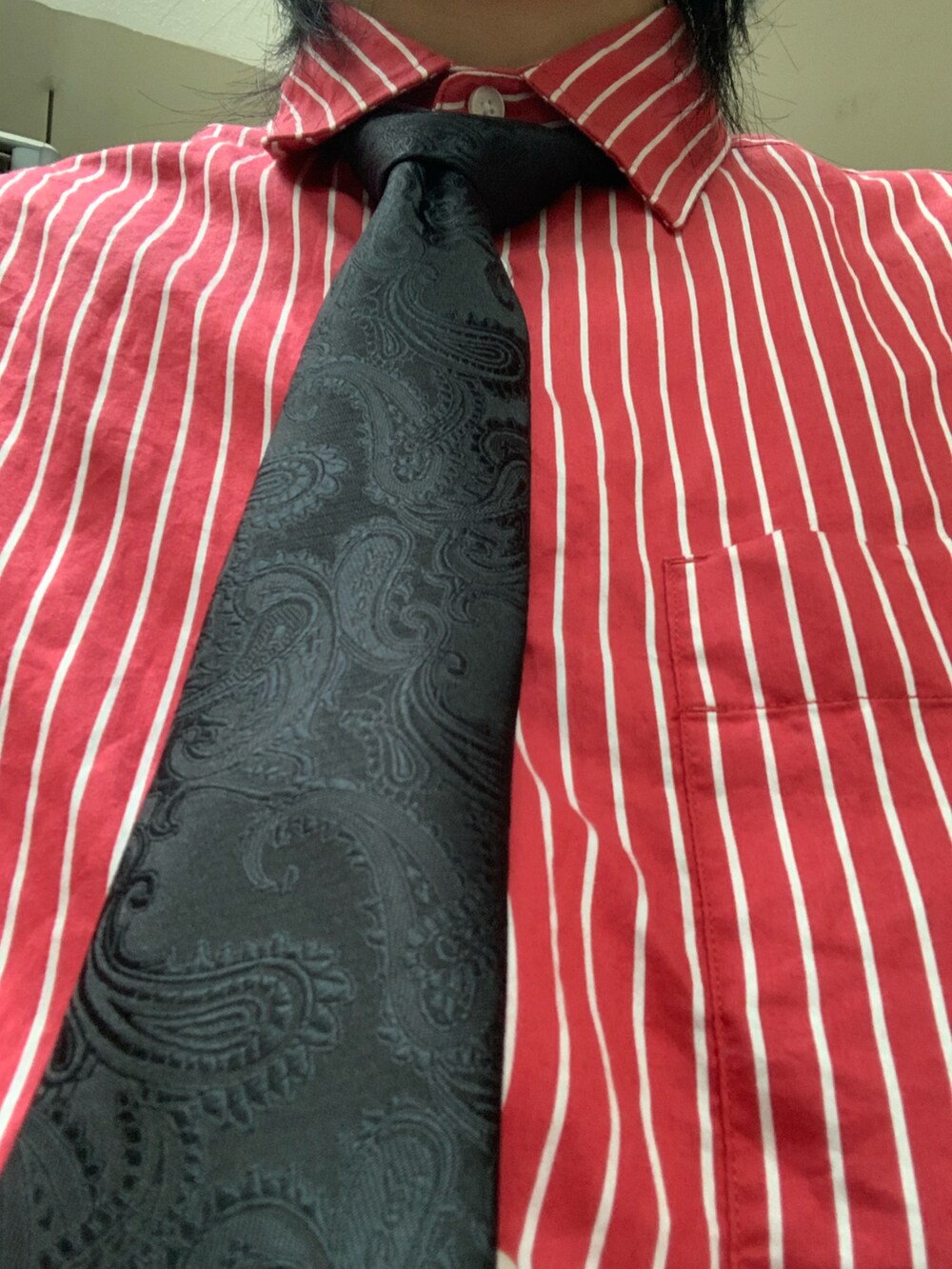 ブルー系のテーラードジャケット、ブラック系のネクタイ、レッド系のシャツ/ブラウスを着用したメンズの夏コーディネートの2枚目の写真