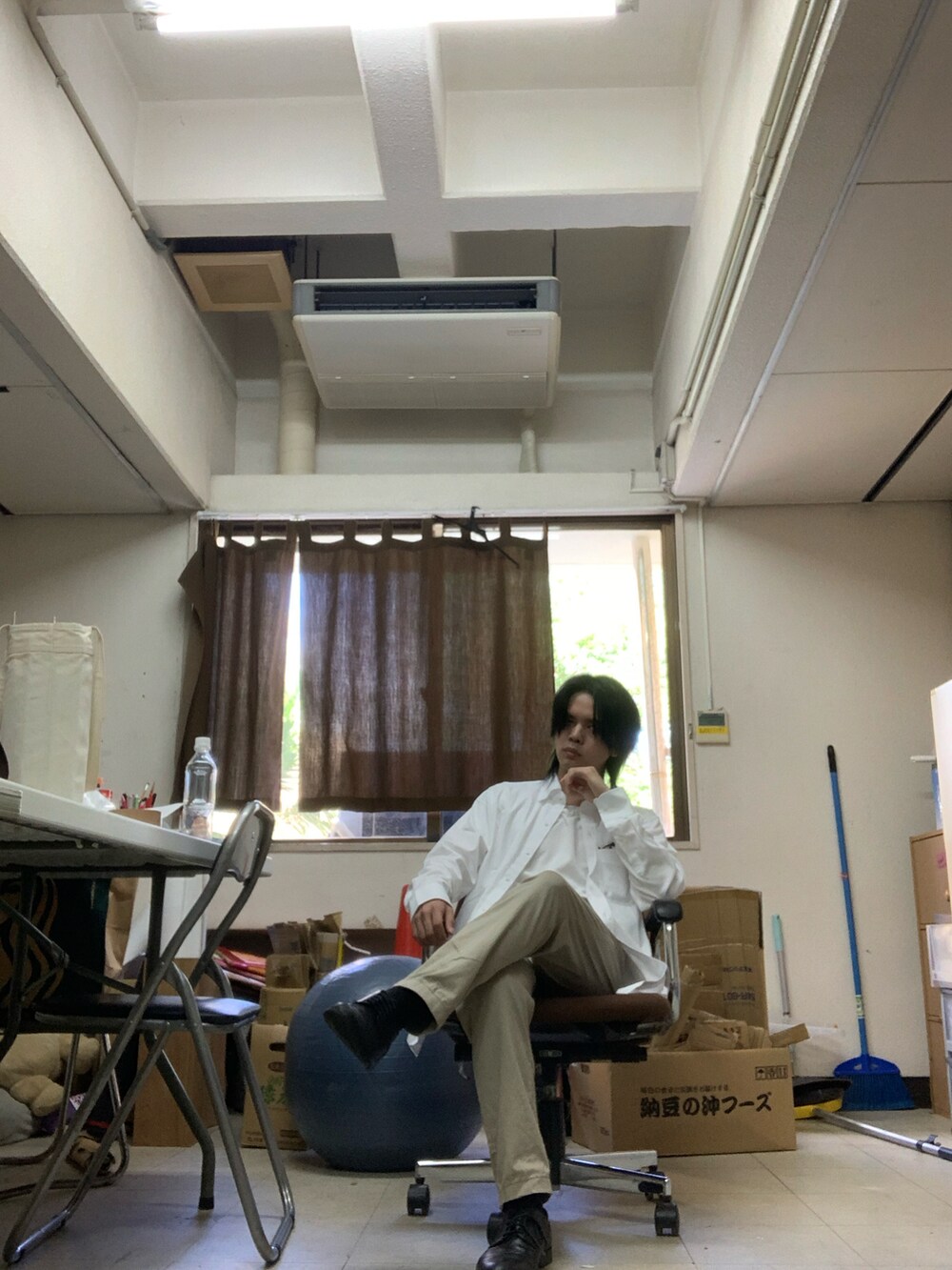 ホワイト系のタンクトップ、ホワイト系のシャツ/ブラウス、ブラック系のドレスシューズを着用したメンズの夏コーディネートの3枚目の写真