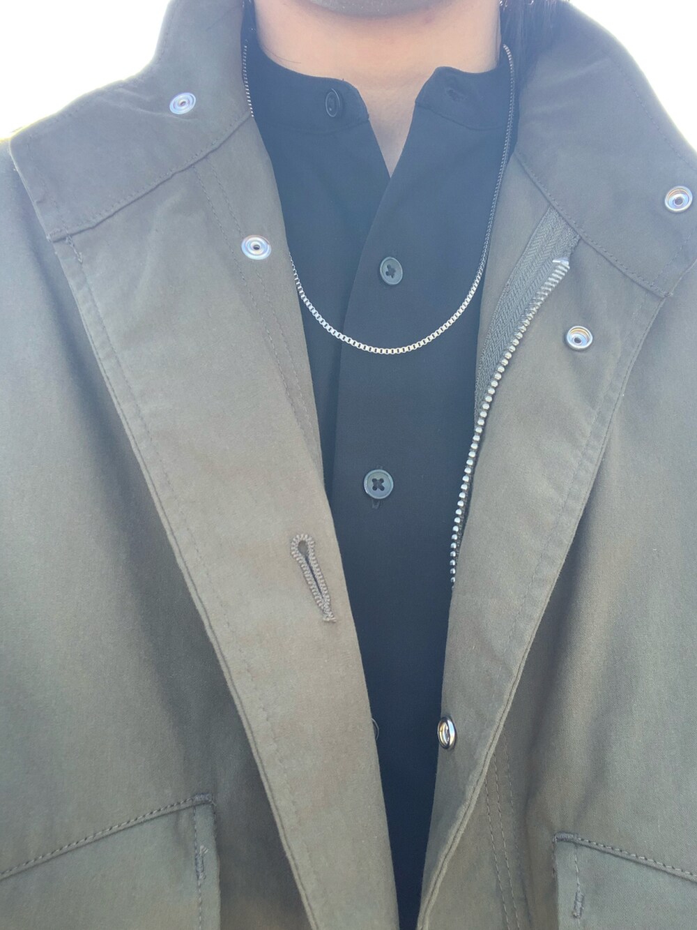 ブラック系のカーディガン/ボレロ、グリーン系のモッズコート、ブラック系のカーゴパンツを着用したメンズの冬コーディネートの2枚目の写真