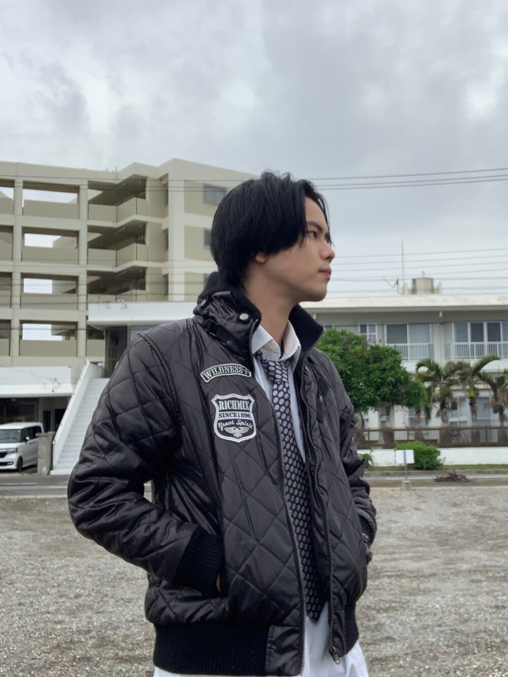 ブラック系のスタジャン、ブルー系のネクタイ、ホワイト系のシャツ/ブラウスを着用したメンズの冬コーディネートの4枚目の写真