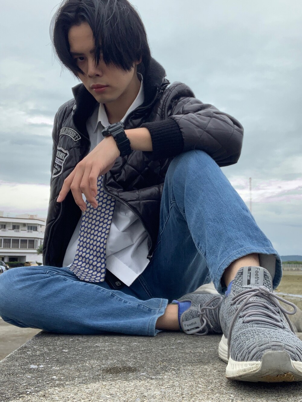 ブラック系のスタジャン、ブルー系のネクタイ、ホワイト系のシャツ/ブラウスを着用したメンズの冬コーディネートの2枚目の写真