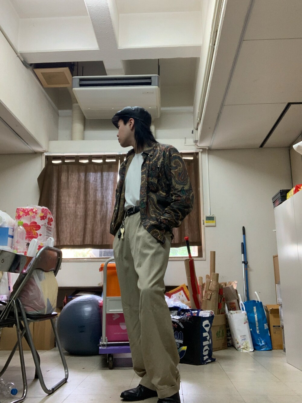 ホワイト系のタンクトップ、ベージュ系のシャツ/ブラウス、ブラック系のドレスシューズを着用したメンズの夏コーディネートの3枚目の写真