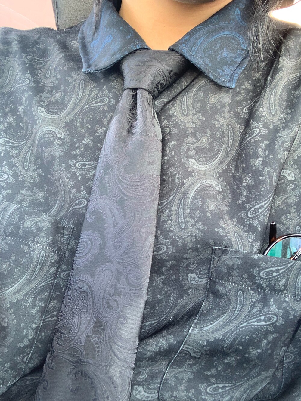 ブラック系のネクタイ、ブラック系のシャツ/ブラウス、ブラック系のブーツを着用したメンズの夏コーディネートの2枚目の写真