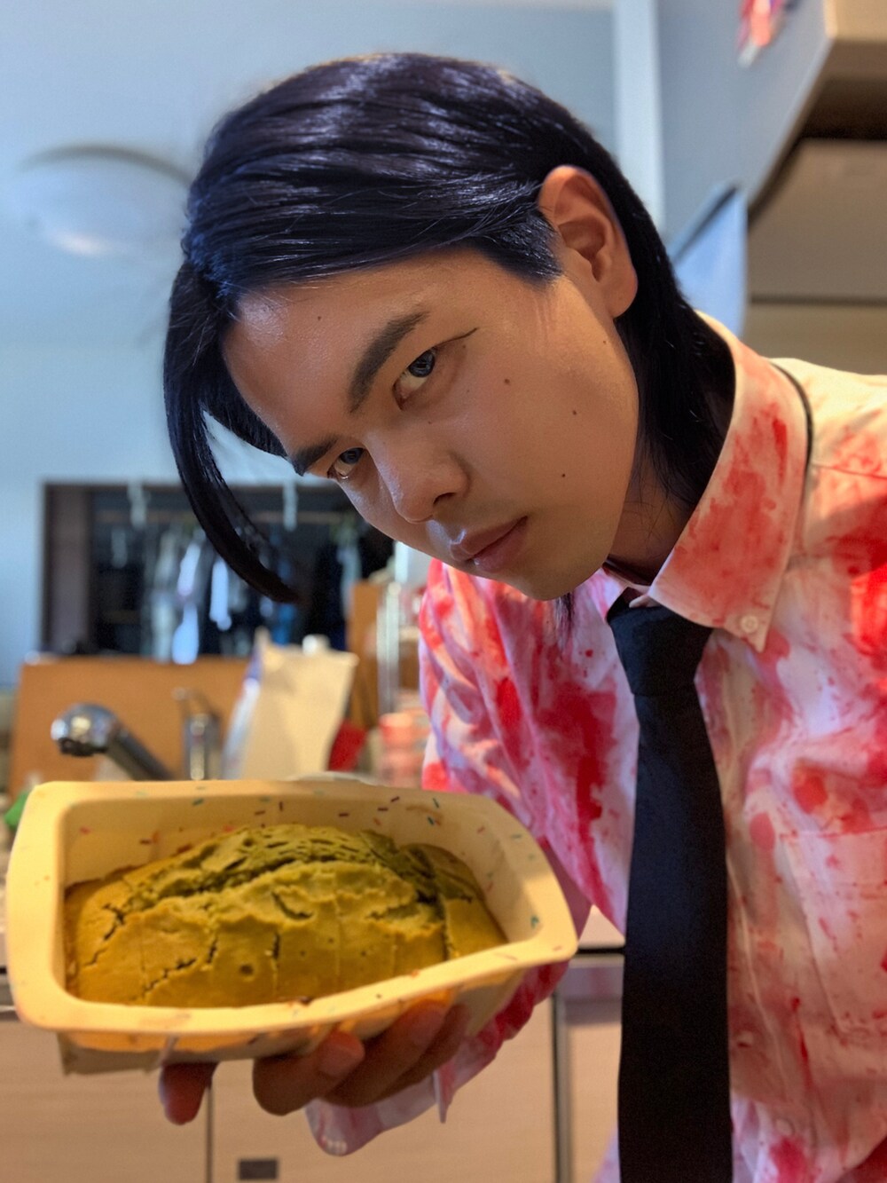 ホワイト系のシャツ/ブラウス、ブラック系のネクタイを着用したメンズの夏コーディネートの2枚目の写真