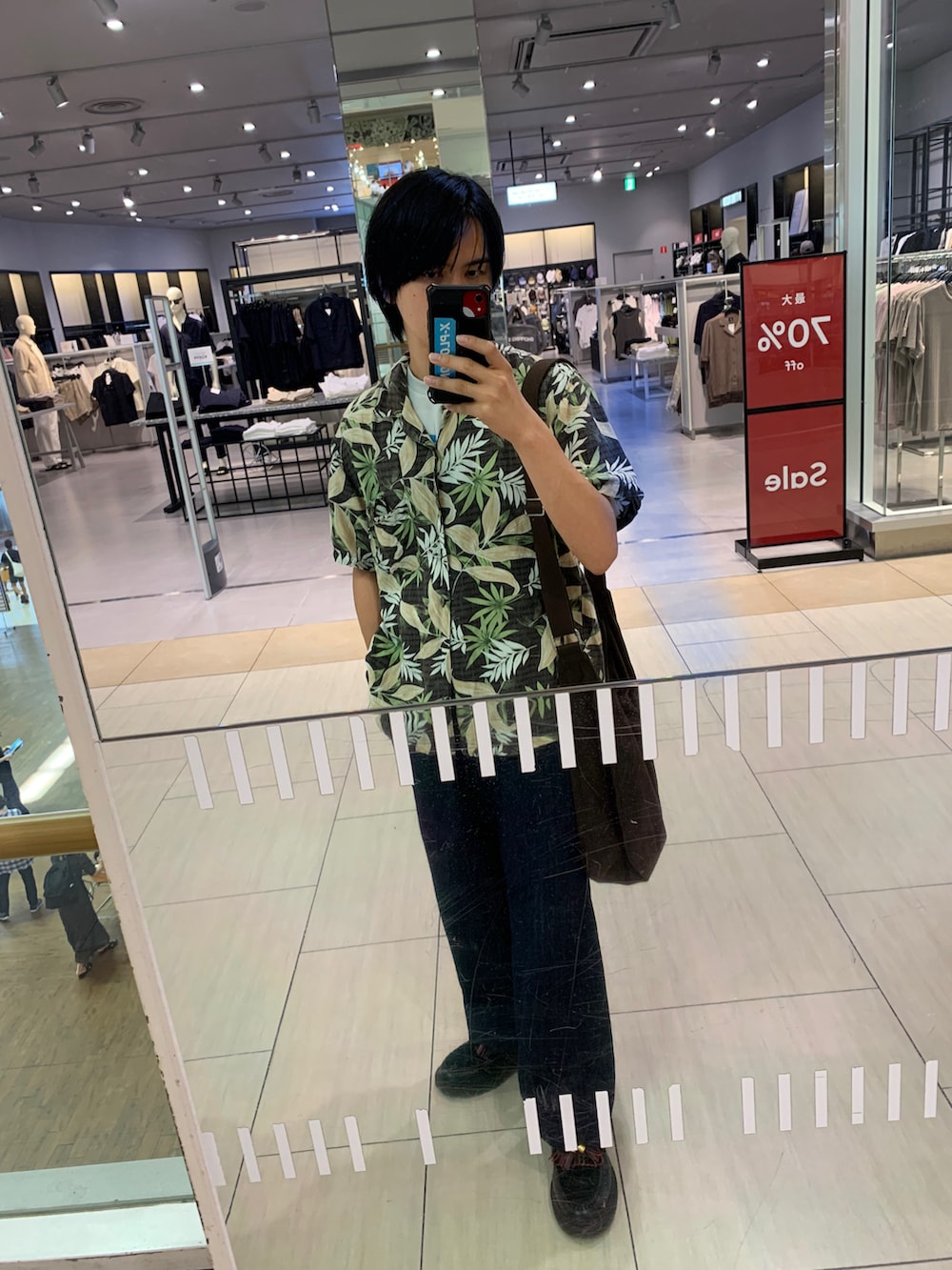 ブラック系のシャツ/ブラウス、ブルー系のセットアップ、ブラック系のドレスシューズを着用したメンズの夏コーディネートの2枚目の写真