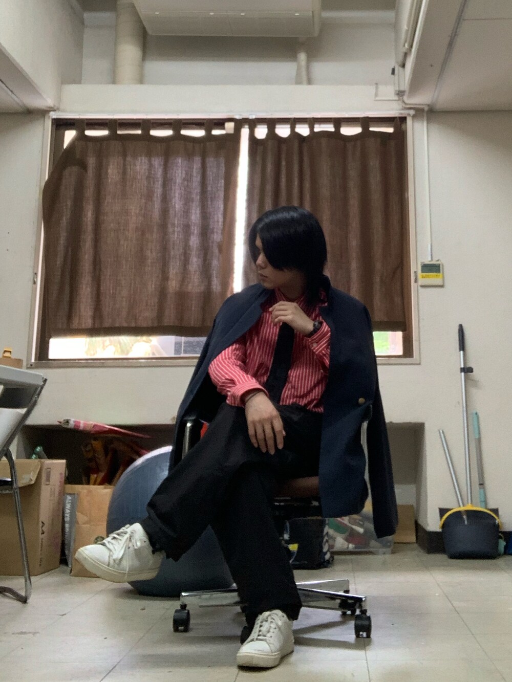 ブルー系のテーラードジャケット、ブラック系のネクタイ、レッド系のシャツ/ブラウスを着用したメンズの夏コーディネートの3枚目の写真