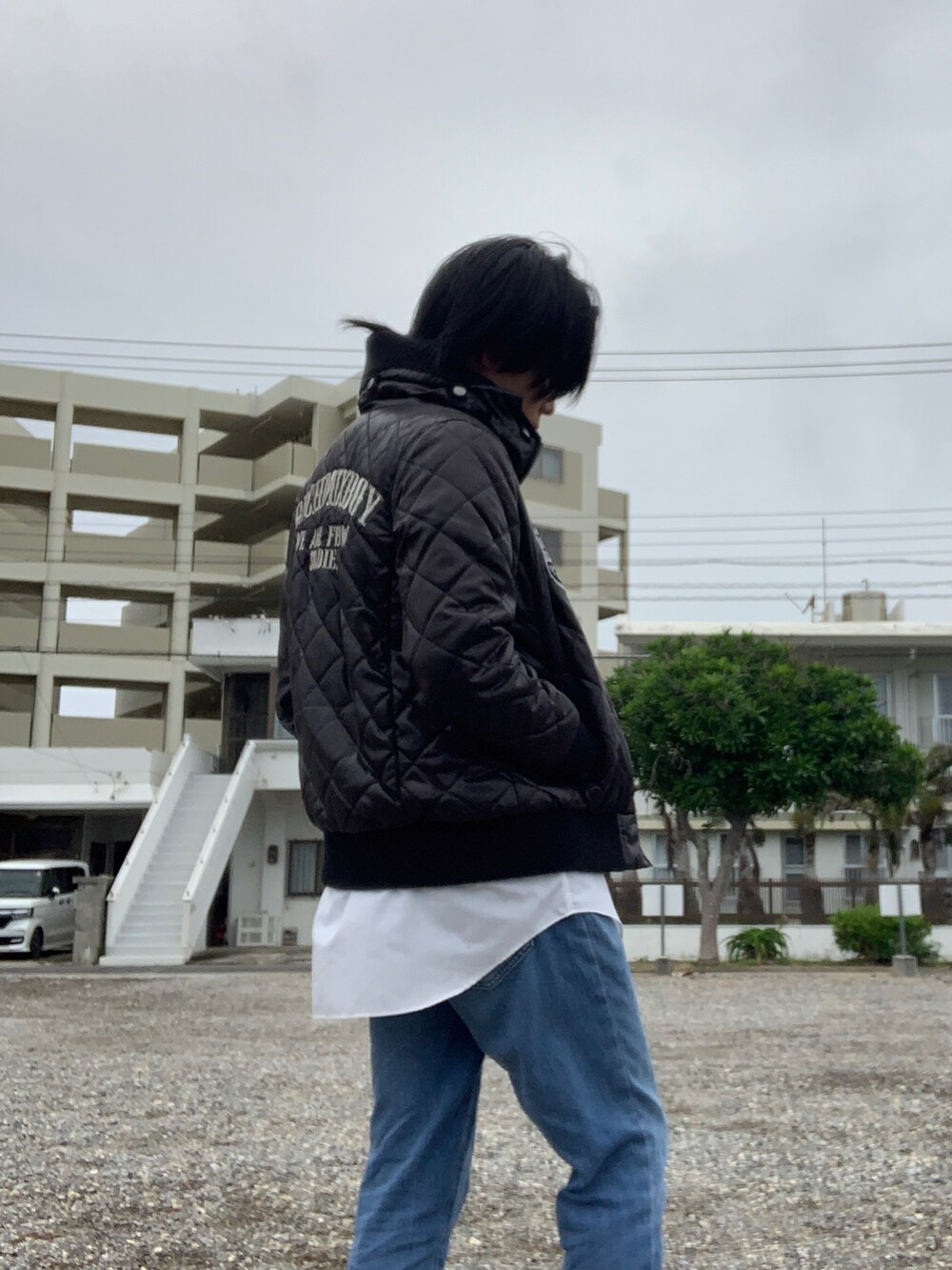 ブラック系のスタジャン、ブルー系のネクタイ、ホワイト系のシャツ/ブラウスを着用したメンズの冬コーディネートの5枚目の写真