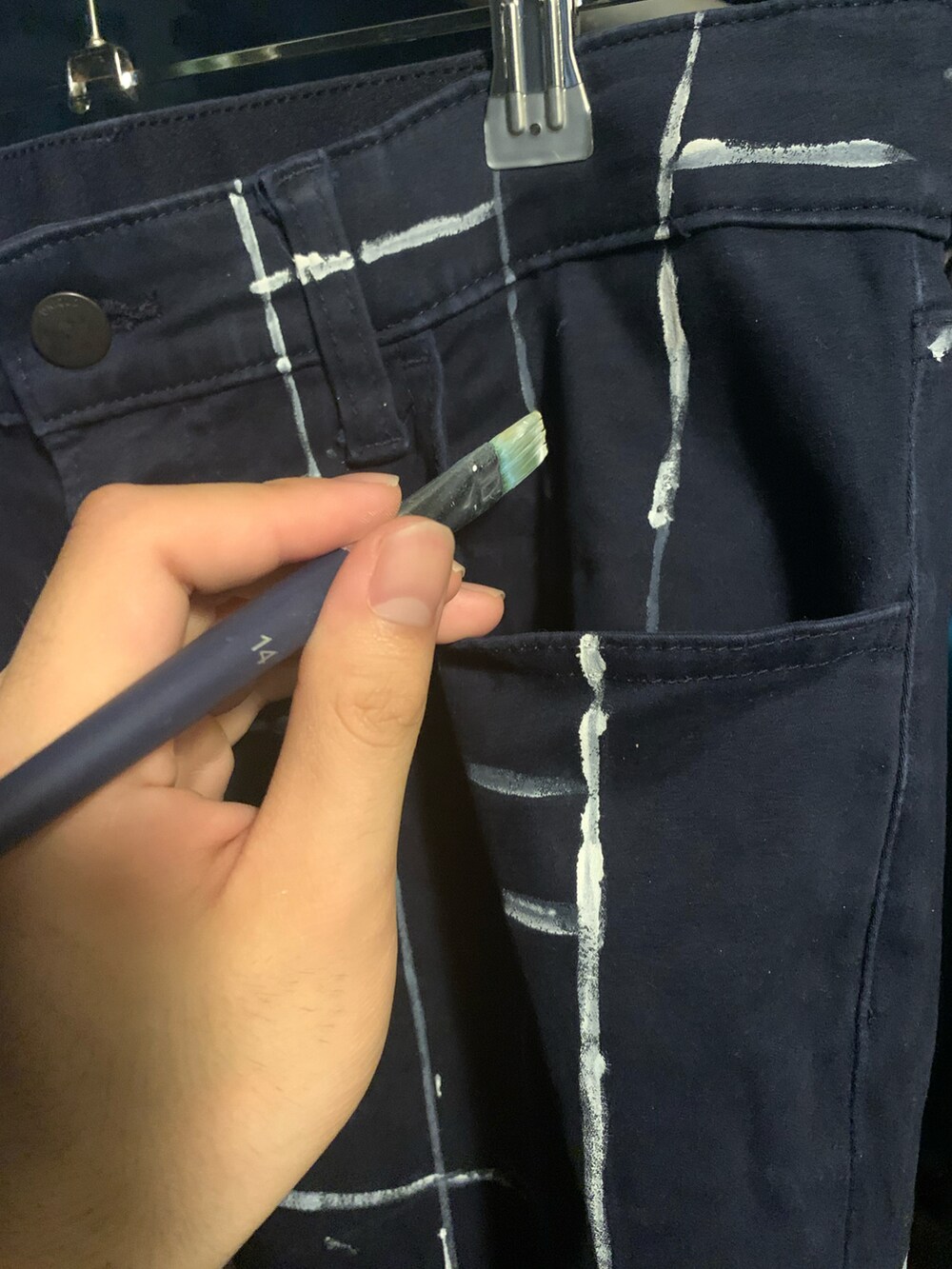 ホワイト系のタンクトップ、グリーン系のシャツ/ブラウス、ブラック系のドレスシューズを着用したメンズの夏コーディネートの3枚目の写真