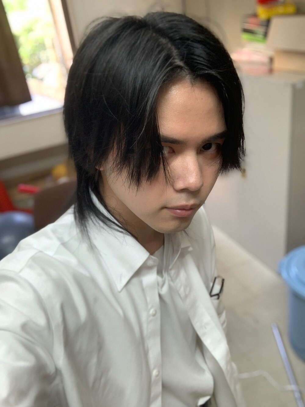 ホワイト系のタンクトップ、ホワイト系のシャツ/ブラウス、ブラック系のドレスシューズを着用したメンズの夏コーディネートの2枚目の写真