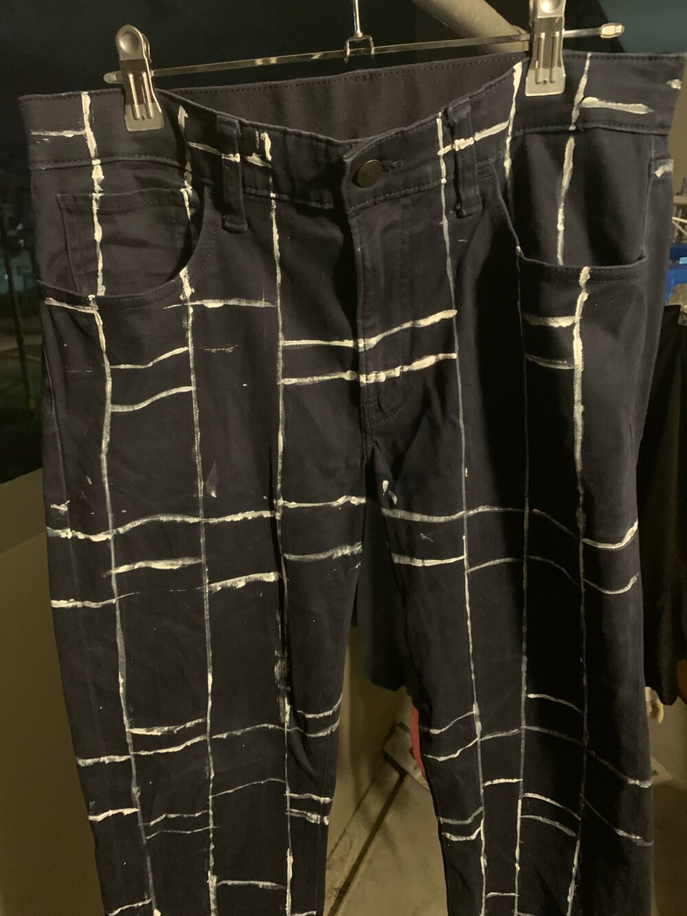 ホワイト系のタンクトップ、グリーン系のシャツ/ブラウス、ブラック系のドレスシューズを着用したメンズの夏コーディネートの2枚目の写真