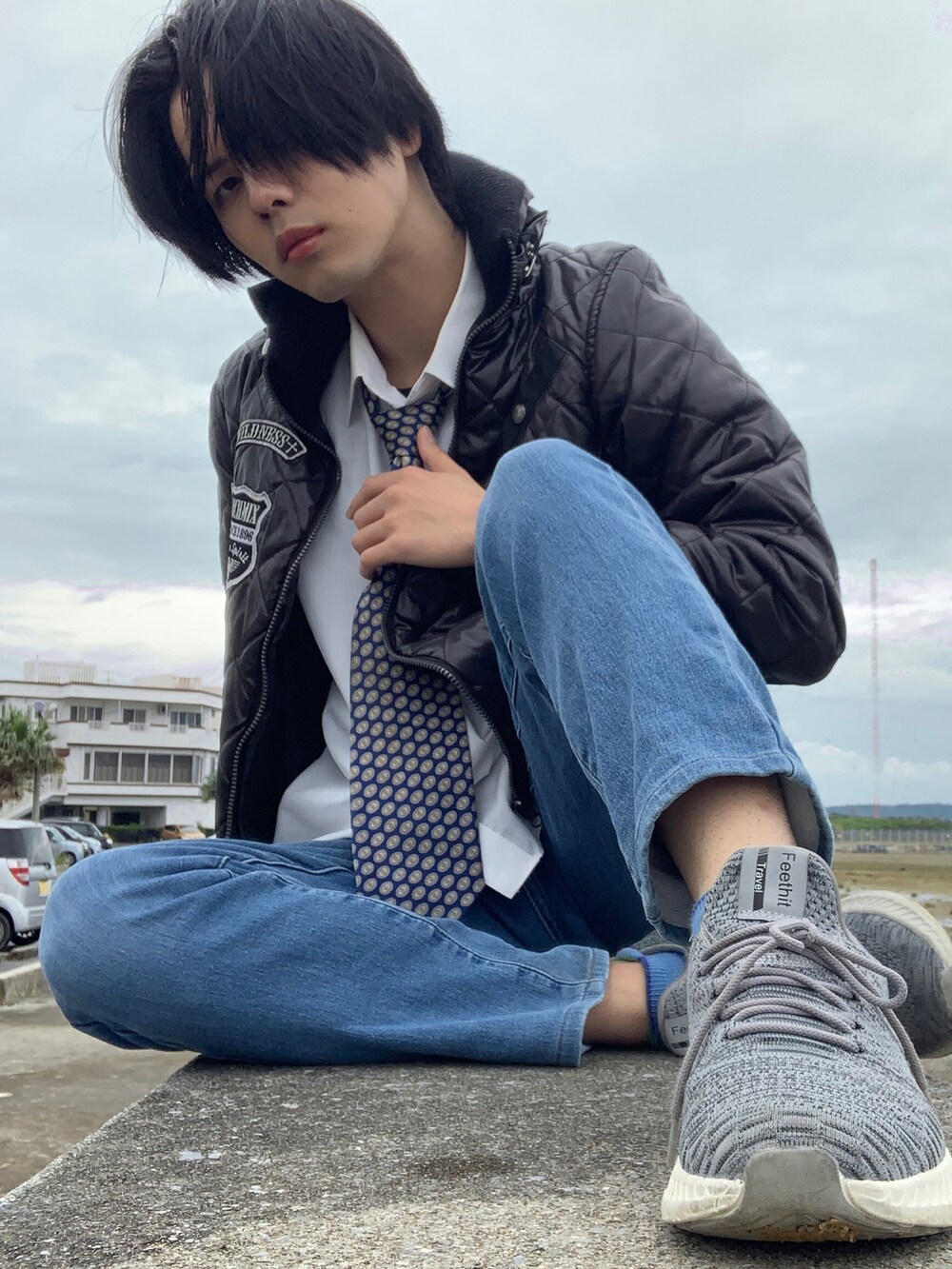 ブラック系のスタジャン、ブルー系のネクタイ、ホワイト系のシャツ/ブラウスを着用したメンズの冬コーディネートの3枚目の写真